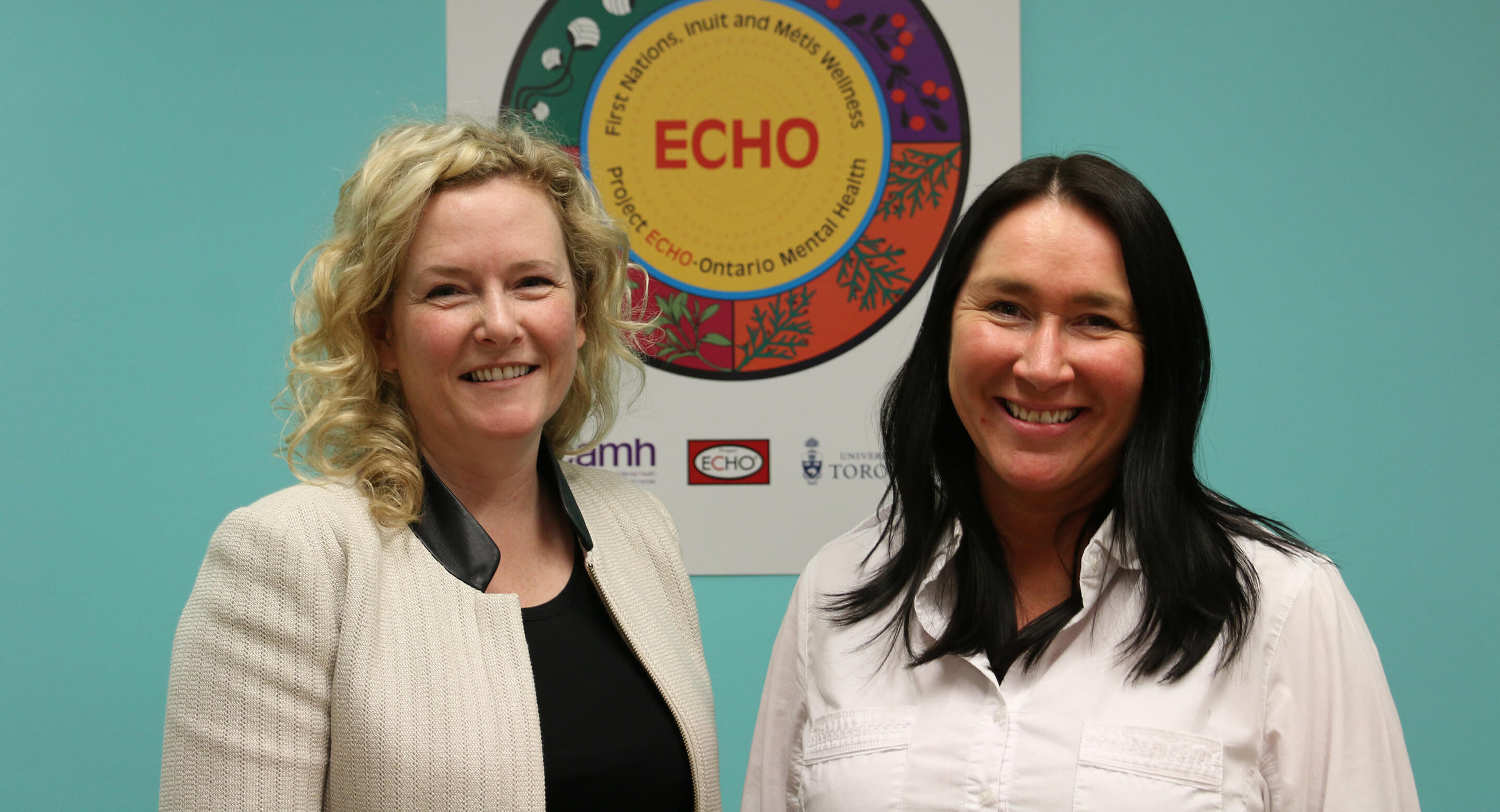 De gauche à droite, les Dres Allison Crawford et Renee Linklater, codirigent le projet ECHO Ontario pour le mieux-être des Premières Nations, des Inuits et des Métis.
